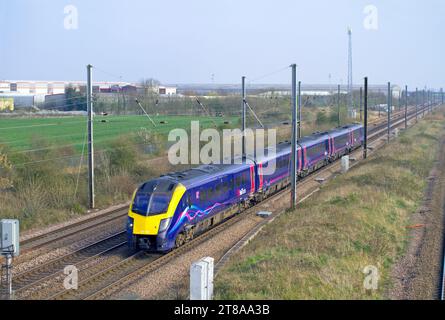 Am 27. März 2017 fährt ein Hull Trains Dieseltriebwagen der Baureihe 180 mit der Nummer 180110 in nördlicher Richtung bei Marholm. Stockfoto