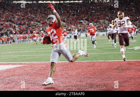 Columbus, Usa. November 2023. Ohio State Buckeyes TreVeyon Henderson (32) feiert seinen 75-Yard-Touchdown gegen die Minnesota Golden Gophers im dritten Quartal in Columbus, Ohio am Samstag, den 18. November 2023. Foto: Aaron Josefczyk/UPI Credit: UPI/Alamy Live News Stockfoto