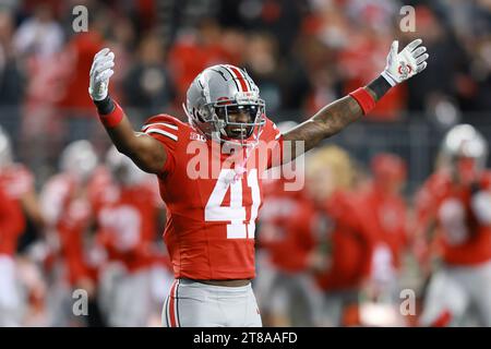 Columbus, Usa. November 2023. Ohio State Buckeyes Josh Proctor (41) feiert am 18. November 2023 einen Fumble Recovery von JT Tuimoloau (44) gegen die Minnesota Golden Gophers in Columbus Ohio. Foto: Aaron Josefczyk/UPI Credit: UPI/Alamy Live News Stockfoto