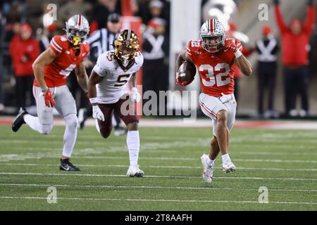 Columbus, Usa. November 2023. Ohio State Buckeyes TreVeyon Henderson (32) läuft 75 Yards für einen Touchdown gegen die Minnesota Golden Gophers während des dritten Quartals in Columbus (Ohio) am Samstag, den 18. November 2023. Foto: Aaron Josefczyk/UPI Credit: UPI/Alamy Live News Stockfoto