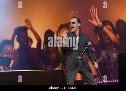 Miami, Usa. November 2023. Marc Anthony tritt am Samstag, den 18. November 2023 auf der Bühne im Kaseya Center in Miami, Florida auf. Foto: Gary i Rothstein/UPI Credit: UPI/Alamy Live News Stockfoto