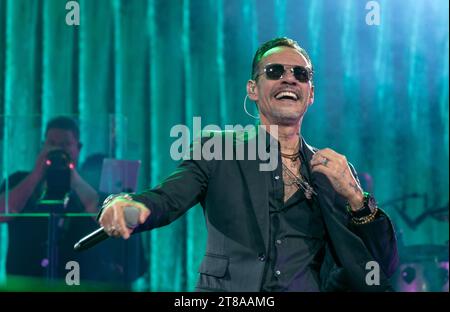 Miami, Usa. November 2023. Marc Anthony tritt am Samstag, den 18. November 2023 auf der Bühne im Kaseya Center in Miami, Florida auf. Foto: Gary i Rothstein/UPI Credit: UPI/Alamy Live News Stockfoto