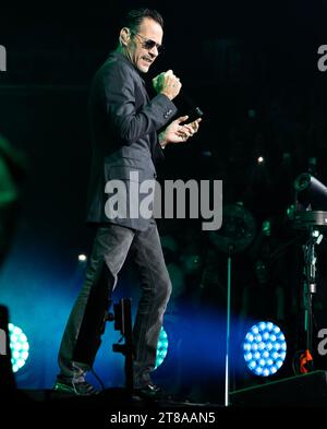 Miami, Usa. November 2023. Marc Anthony tritt am Samstag, den 18. November 2023 auf der Bühne im Kaseya Center in Miami, Florida auf. Foto: Gary i Rothstein/UPI Credit: UPI/Alamy Live News Stockfoto