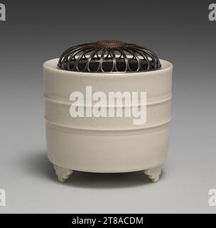 Weihrauchbrenner mit Blumen und Punkten, ca. 1893–1914. Seifū Yohei III (Japanisch, 1851–1914). Porzellan mit cremeweißer, durchscheinender Glasur und geformtem und eingeschnittenem Design mit durchbrochenem silbernem Deckel in Blütenform; Höhe mit Deckel: 8,5 cm (3 3/8 Zoll); Durchmesser: 8,5 cm (3 3/8 Zoll). Stockfoto