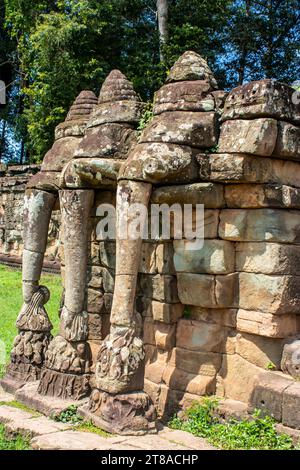 Die Terrasse der Elefanten ist Teil der ummauerten Stadt Angkor Thom, einer Ruine eines Tempelkomplexes in Kambodscha, der von Angkors König genutzt wurde Stockfoto