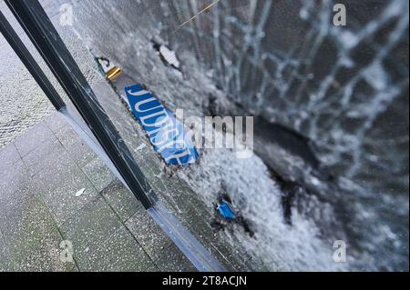 Berlin, Deutschland. November 2023. Ein Loch ist in der zersplitterten Glasscheibe eines Vitrinen vor dem Berliner Rathaus Tiergarten zu sehen. Die Vitrine zeigt eine Ausstellung zur jüdischen Geschichte des Krankenhauses Moabit. Unter anderem war eine Scheibe zerstört worden und Rußspuren waren ebenfalls zu sehen. Eine entsprechende Beschwerde ging am Sonntag ein. Die Polizei untersucht den Vorfall noch. Annette Riedl/dpa/Alamy Live News Stockfoto