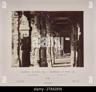 In Sorge, dass seine Zeichnungen dem Glanz der indischen Denkmäler nicht gerecht werden, lernte Rousselet in diesem Jahr in Indien Fotografie, eine bemerkenswerte Leistung. Er erwies sich als talentierter Fotograf mit einem ausgeprägten Sinn für Komposition. Die Szenen in diesem Band erstrecken sich über Orte der Sultanat-, Rajput- und Mogul-Macht im Norden Indiens, von der heiligen hinduistischen Stadt Varanasi am Ganges bis nach Alwar in Rajasthan. Ebenfalls enthalten sind mehrere Szenen der Industrie und Porträts indischer Herrscher. Indien: Colonnades of Pirthi Raj, Interior View, Delhi, 1865–68, veröffentlicht 1869–70. Louis-Th Stockfoto