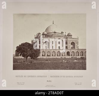 In Sorge, dass seine Zeichnungen dem Glanz der indischen Denkmäler nicht gerecht werden, lernte Rousselet in diesem Jahr in Indien Fotografie, eine bemerkenswerte Leistung. Er erwies sich als talentierter Fotograf mit einem ausgeprägten Sinn für Komposition. Die Szenen in diesem Band erstrecken sich über Orte der Sultanat-, Rajput- und Mogul-Macht im Norden Indiens, von der heiligen hinduistischen Stadt Varanasi am Ganges bis nach Alwar in Rajasthan. Ebenfalls enthalten sind mehrere Szenen der Industrie und Porträts indischer Herrscher. Indien: Mausoleum des Kaisers Hoomayoon, Delhi, 1865–68, veröffentlicht 1869–70. Louis-Théophi Stockfoto