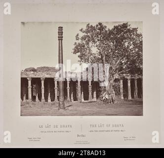 In Sorge, dass seine Zeichnungen dem Glanz der indischen Denkmäler nicht gerecht werden, lernte Rousselet in diesem Jahr in Indien Fotografie, eine bemerkenswerte Leistung. Er erwies sich als talentierter Fotograf mit einem ausgeprägten Sinn für Komposition. Die Szenen in diesem Band erstrecken sich über Orte der Sultanat-, Rajput- und Mogul-Macht im Norden Indiens, von der heiligen hinduistischen Stadt Varanasi am Ganges bis nach Alwar in Rajasthan. Ebenfalls enthalten sind mehrere Szenen der Industrie und Porträts indischer Herrscher. Indien: The Lât of Dhava and the Courtyard of Pirthi Raj, Delhi, 1865–68, veröffentlicht 1869–70. Stockfoto
