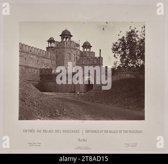 In Sorge, dass seine Zeichnungen dem Glanz der indischen Denkmäler nicht gerecht werden, lernte Rousselet in diesem Jahr in Indien Fotografie, eine bemerkenswerte Leistung. Er erwies sich als talentierter Fotograf mit einem ausgeprägten Sinn für Komposition. Die Szenen in diesem Band erstrecken sich über Orte der Sultanat-, Rajput- und Mogul-Macht im Norden Indiens, von der heiligen hinduistischen Stadt Varanasi am Ganges bis nach Alwar in Rajasthan. Ebenfalls enthalten sind mehrere Szenen der Industrie und Porträts indischer Herrscher. Indien: Eingang des Palastes der Padishahs, Delhi, 1865–68, veröffentlicht 1869–70. Louis-Th Stockfoto