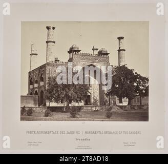 In Sorge, dass seine Zeichnungen dem Glanz der indischen Denkmäler nicht gerecht werden, lernte Rousselet in diesem Jahr in Indien Fotografie, eine bemerkenswerte Leistung. Er erwies sich als talentierter Fotograf mit einem ausgeprägten Sinn für Komposition. Die Szenen in diesem Band erstrecken sich über Orte der Sultanat-, Rajput- und Mogul-Macht im Norden Indiens, von der heiligen hinduistischen Stadt Varanasi am Ganges bis nach Alwar in Rajasthan. Ebenfalls enthalten sind mehrere Szenen der Industrie und Porträts indischer Herrscher. Indien: Monumental Entrance of the Gardens, Secundra, 1865–68, veröffentlicht 1869–70. Louis-Théo Stockfoto
