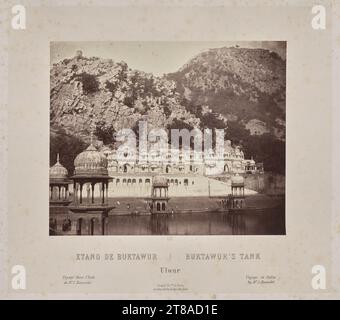 In Sorge, dass seine Zeichnungen dem Glanz der indischen Denkmäler nicht gerecht werden, lernte Rousselet in diesem Jahr in Indien Fotografie, eine bemerkenswerte Leistung. Er erwies sich als talentierter Fotograf mit einem ausgeprägten Sinn für Komposition. Die Szenen in diesem Band erstrecken sich über Orte der Sultanat-, Rajput- und Mogul-Macht im Norden Indiens, von der heiligen hinduistischen Stadt Varanasi am Ganges bis nach Alwar in Rajasthan. Ebenfalls enthalten sind mehrere Szenen der Industrie und Porträts indischer Herrscher. Indien: Buktawur's Tank, Ulwur, 1865–68, veröffentlicht 1869–70. Louis-Théophile Marie Rousselet Stockfoto