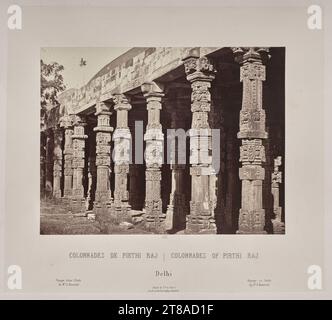 In Sorge, dass seine Zeichnungen dem Glanz der indischen Denkmäler nicht gerecht werden, lernte Rousselet in diesem Jahr in Indien Fotografie, eine bemerkenswerte Leistung. Er erwies sich als talentierter Fotograf mit einem ausgeprägten Sinn für Komposition. Die Szenen in diesem Band erstrecken sich über Orte der Sultanat-, Rajput- und Mogul-Macht im Norden Indiens, von der heiligen hinduistischen Stadt Varanasi am Ganges bis nach Alwar in Rajasthan. Ebenfalls enthalten sind mehrere Szenen der Industrie und Porträts indischer Herrscher. Indien: Kolonnaden von Pirthi Raj, Delhi, 1865–68, veröffentlicht 1869–70. Louis-Théophile Marie R. Stockfoto