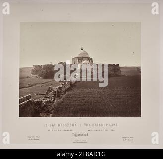 In Sorge, dass seine Zeichnungen dem Glanz der indischen Denkmäler nicht gerecht werden, lernte Rousselet in diesem Jahr in Indien Fotografie, eine bemerkenswerte Leistung. Er erwies sich als talentierter Fotograf mit einem ausgeprägten Sinn für Komposition. Die Szenen in diesem Band erstrecken sich über Orte der Sultanat-, Rajput- und Mogul-Macht im Norden Indiens, von der heiligen hinduistischen Stadt Varanasi am Ganges bis nach Alwar in Rajasthan. Ebenfalls enthalten sind mehrere Szenen der Industrie und Porträts indischer Herrscher. Indien: The Driedup Lake and Island of the Tomb, Togluckabad, 1865–68, veröffentlicht 1869–70. Lo Stockfoto