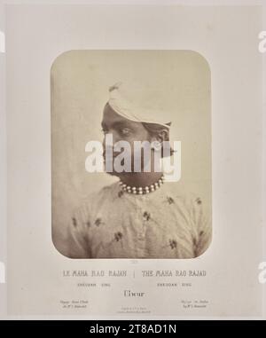 In Sorge, dass seine Zeichnungen dem Glanz der indischen Denkmäler nicht gerecht werden, lernte Rousselet in diesem Jahr in Indien Fotografie, eine bemerkenswerte Leistung. Er erwies sich als talentierter Fotograf mit einem ausgeprägten Sinn für Komposition. Die Szenen in diesem Band erstrecken sich über Orte der Sultanat-, Rajput- und Mogul-Macht im Norden Indiens, von der heiligen hinduistischen Stadt Varanasi am Ganges bis nach Alwar in Rajasthan. Ebenfalls enthalten sind mehrere Szenen der Industrie und Porträts indischer Herrscher. Indien: The Maha Rao Rajad, Sheodan Sing, Ulwur, 1865–68, veröffentlicht 1869–70. Louis-Théophile Stockfoto