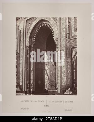 In Sorge, dass seine Zeichnungen dem Glanz der indischen Denkmäler nicht gerecht werden, lernte Rousselet in diesem Jahr in Indien Fotografie, eine bemerkenswerte Leistung. Er erwies sich als talentierter Fotograf mit einem ausgeprägten Sinn für Komposition. Die Szenen in diesem Band erstrecken sich über Orte der Sultanat-, Rajput- und Mogul-Macht im Norden Indiens, von der heiligen hinduistischen Stadt Varanasi am Ganges bis nach Alwar in Rajasthan. Ebenfalls enthalten sind mehrere Szenen der Industrie und Porträts indischer Herrscher. Indien: Ala-Oodeen's Gateway, Delhi, 1865–68, veröffentlicht 1869–70. Louis-Théophile Marie Rouss Stockfoto