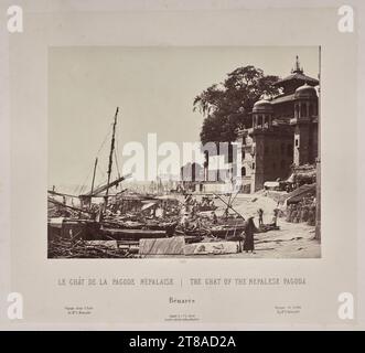In Sorge, dass seine Zeichnungen dem Glanz der indischen Denkmäler nicht gerecht werden, lernte Rousselet in diesem Jahr in Indien Fotografie, eine bemerkenswerte Leistung. Er erwies sich als talentierter Fotograf mit einem ausgeprägten Sinn für Komposition. Die Szenen in diesem Band erstrecken sich über Orte der Sultanat-, Rajput- und Mogul-Macht im Norden Indiens, von der heiligen hinduistischen Stadt Varanasi am Ganges bis nach Alwar in Rajasthan. Ebenfalls enthalten sind mehrere Szenen der Industrie und Porträts indischer Herrscher. Indien: Der Ghat der nepalesischen Pagode, Bénarès, 1865–68, veröffentlicht 1869–70. Louis-Théophil Stockfoto