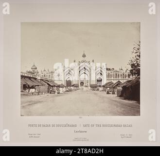 In Sorge, dass seine Zeichnungen dem Glanz der indischen Denkmäler nicht gerecht werden, lernte Rousselet in diesem Jahr in Indien Fotografie, eine bemerkenswerte Leistung. Er erwies sich als talentierter Fotograf mit einem ausgeprägten Sinn für Komposition. Die Szenen in diesem Band erstrecken sich über Orte der Sultanat-, Rajput- und Mogul-Macht im Norden Indiens, von der heiligen hinduistischen Stadt Varanasi am Ganges bis nach Alwar in Rajasthan. Ebenfalls enthalten sind mehrere Szenen der Industrie und Porträts indischer Herrscher. India: Gate of the Hoosseinabad Bazar, Lucknow, 1865–68, veröffentlicht 1869–70. Louis-Théophile Stockfoto