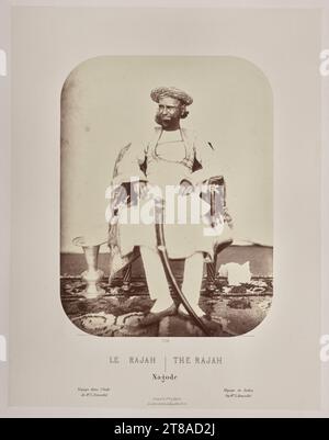 In Sorge, dass seine Zeichnungen dem Glanz der indischen Denkmäler nicht gerecht werden, lernte Rousselet in diesem Jahr in Indien Fotografie, eine bemerkenswerte Leistung. Er erwies sich als talentierter Fotograf mit einem ausgeprägten Sinn für Komposition. Die Szenen in diesem Band erstrecken sich über Orte der Sultanat-, Rajput- und Mogul-Macht im Norden Indiens, von der heiligen hinduistischen Stadt Varanasi am Ganges bis nach Alwar in Rajasthan. Ebenfalls enthalten sind mehrere Szenen der Industrie und Porträts indischer Herrscher. Indien: The Rajah, Nagode, 1865–68, veröffentlicht 1869–70. Louis-Théophile Marie Rousselet (Fren Stockfoto
