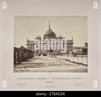 In Sorge, dass seine Zeichnungen dem Glanz der indischen Denkmäler nicht gerecht werden, lernte Rousselet in diesem Jahr in Indien Fotografie, eine bemerkenswerte Leistung. Er erwies sich als talentierter Fotograf mit einem ausgeprägten Sinn für Komposition. Die Szenen in diesem Band erstrecken sich über Orte der Sultanat-, Rajput- und Mogul-Macht im Norden Indiens, von der heiligen hinduistischen Stadt Varanasi am Ganges bis nach Alwar in Rajasthan. Ebenfalls enthalten sind mehrere Szenen der Industrie und Porträts indischer Herrscher. Indien: The Hoosseinabad Imambara, Lucknow, 1865–68, veröffentlicht 1869–70. Louis-Théophile Mari Stockfoto