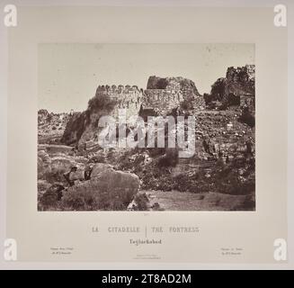 In Sorge, dass seine Zeichnungen dem Glanz der indischen Denkmäler nicht gerecht werden, lernte Rousselet in diesem Jahr in Indien Fotografie, eine bemerkenswerte Leistung. Er erwies sich als talentierter Fotograf mit einem ausgeprägten Sinn für Komposition. Die Szenen in diesem Band erstrecken sich über Orte der Sultanat-, Rajput- und Mogul-Macht im Norden Indiens, von der heiligen hinduistischen Stadt Varanasi am Ganges bis nach Alwar in Rajasthan. Ebenfalls enthalten sind mehrere Szenen der Industrie und Porträts indischer Herrscher. India: The Fortress, Togluckabad, 1865–68, veröffentlicht 1869–70. Louis-Théophile Marie Roussel Stockfoto