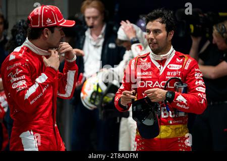 Las Vegas, Usa. November 2023. Der Formel-1-Fahrer Charles Leclerc von der Scuderia Ferrari spricht mit dem mexikanischen Formel-1-Fahrer Sergio Pérez von Red Bull Racing nach dem Formel-1-Grand Prixat von Las Vegas auf dem Las Vegas Strip Circuit am Samstag, den 18. November 2023. Foto: Greg Nash/UPI Credit: UPI/Alamy Live News Stockfoto