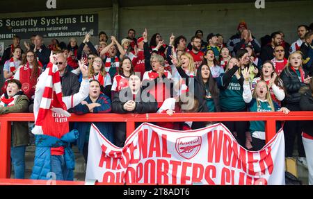 Crawley UK 19. November 2023 - Arsenal-Fans in guter Stimme vor dem Barclays Women's Super League Fußballspiel zwischen Brighton & Hove Albion und Arsenal im Broadfield Stadium in Crawley : Credit Simon Dack /TPI/ Alamy Live News Stockfoto