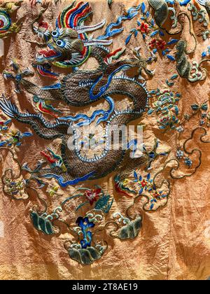 Peking, China, Detail, Chinesische Schätze, Kunst, Bilder, Chinesischer SeidenKimono mit Drachenmotiv-Stickerei „die Verbotene Stadt“, Store Stockfoto