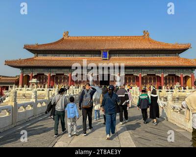 Peking, China, große Menschenmengen, chinesische Touristen, die davonlaufen, Stadtdenkmal, „die Verbotene Stadt“, historische Denkmäler, Hall-Vorherrschaft besuchen Stockfoto