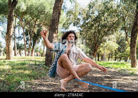 Junge Männer, die im Stadtpark während des Sommertages entspannen Stockfoto