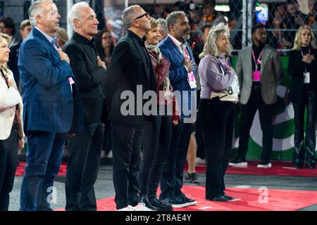 Las Vegas, Usa. November 2023. Joe Lombardo, Liberty CEO Greg Maffi, Stefano Domenicali, CEO der Formel 1 Group, Nevada Congressional Democratic House Mitglieder Susie Lee, Steven Horsford und Dinna Titus werden während der Nationalhymne vor dem Formel 1 Las Vegas Grand Prix auf dem Las Vegas Strip Circuit am Samstag, den 18. November 2023, gesehen. Foto: Greg Nash/UPI Credit: UPI/Alamy Live News Stockfoto