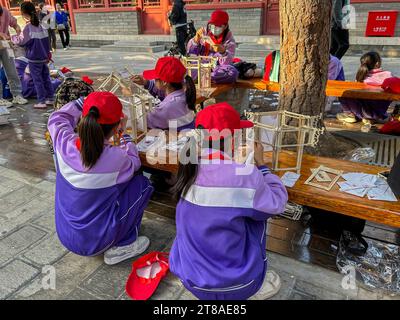 Peking, China, große Gruppe von Mittelschulkindern, chinesische Kinder, Schüleruniformen, Touristen, die das Stadtdenkmal „die Verbotenen“ besuchen Stockfoto