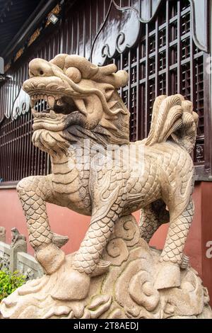 Eine Kirin Steinstatue vor dem Stadtgotttempel im Nordosten der Altstadt von Shanghai im Huangpu District, Shanghai China. Stockfoto