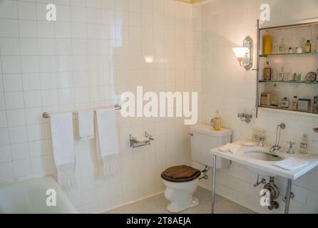 Altmodisches Badezimmer mit weiß gefliesten Wänden. Stockfoto