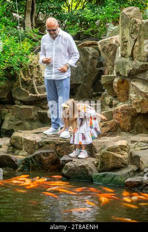 Shanghai China 11. Juni 2023: Die Touristen füttern Koi im Yu Garden. Es ist ein weitläufiger chinesischer Garten neben dem Stadtgotttempel Stockfoto