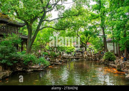 Shanghai China 11. Juni 2023: Die Touristen füttern Koi im Yu Garden. Es ist ein weitläufiger chinesischer Garten neben dem Stadtgotttempel Stockfoto