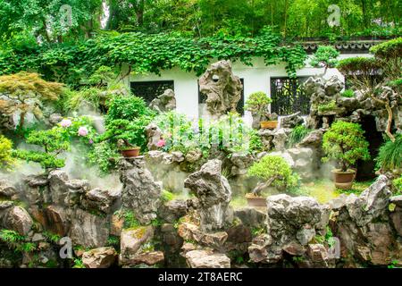 Die wunderschöne Aussicht auf den Yu Garden. Es ist ein weitläufiger chinesischer Garten neben dem Stadtgottstempel im Nordosten der Altstadt von Shanghai at Stockfoto