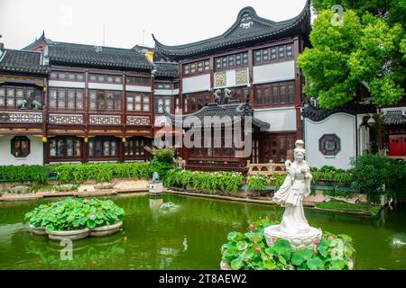 Shanghai China 11. Juni 2023: Das Gebäude und der Lotusteich im City God Temple of Shanghai, einem großen Geschäftsviertel mit zahlreichen Geschäften Stockfoto