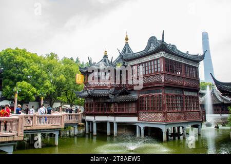 Shanghai China 11. Juni 2023: Die Zickzack-Brücke der neun Drehungen und das Huxinting Teahouse in City God Temple of Shanghai. Stockfoto