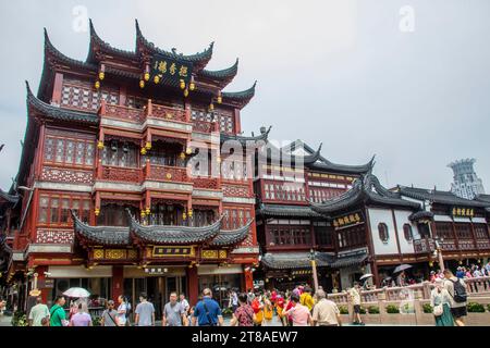 Shanghai China 11. Juni 2023: Der Blick auf den Yuyuan Tourist Mart im Yuyuan Garden, dem größten Handelskonglomerat Chinas. Stockfoto