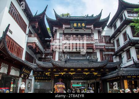 Shanghai China 11. Juni 2023: Der Blick auf den Yuyuan Tourist Mart im Yuyuan Garden, dem größten Handelskonglomerat Chinas. Stockfoto