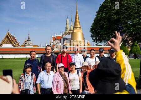 Thailand. November 2023. Eine Gruppe chinesischer Touristen posiert für ein Foto im Großen Palast in Bangkok. Das tägliche Leben in Bangkok, Thailand, da die thailändische Regierung auf Wachstum im internationalen Tourismusmarkt dringt und kürzlich Programme zur visumfreien Einreise in das Königreich für internationale Touristen aus Russland, China und Indien eingeführt hat. Quelle: Matt Hunt/Neato/Alamy Live News Stockfoto