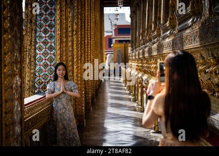 Thailand. November 2023. Ein chinesischer Tourist lässt sich mit einem Handy im Grand Palace in Bangkok fotografieren. Das tägliche Leben in Bangkok, Thailand, da die thailändische Regierung auf Wachstum im internationalen Tourismusmarkt dringt und kürzlich Programme zur visumfreien Einreise in das Königreich für internationale Touristen aus Russland, China und Indien eingeführt hat. Quelle: Matt Hunt/Neato/Alamy Live News Stockfoto