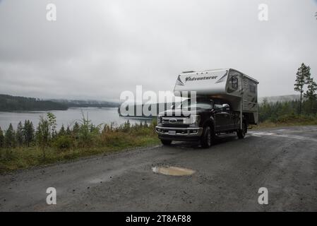 Truck Camper auf der Feldstraße zum Morton Lake Provincial Park auf Vancouver Island in Kanada. Stockfoto