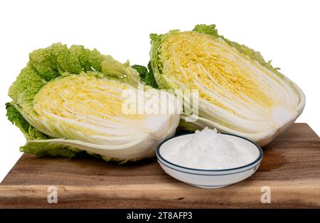Eine Schüssel Salz und ein frischer chinakohl in zwei Hälften Stockfoto