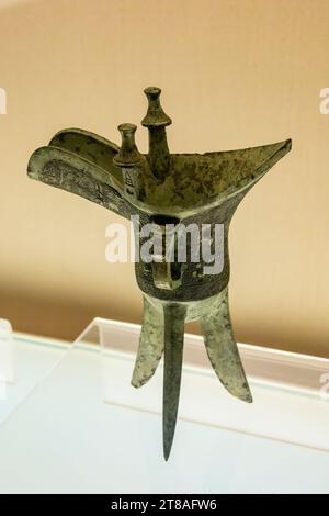 Shanghai China 9. Juni 2023: Die LU ZU DING JUE (Weinschiff) im Shanghai Museum. Frühe westliche Zhou Dyansty (11. Jahrhundert v. Chr.) Stockfoto
