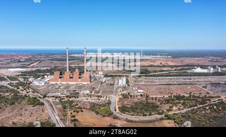 Luftaufnahme eines Kohlekraftwerks in der Stadt Sines, im Hintergrund das Meer in Portugal und der Industriehafen. Stockfoto