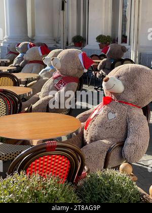 Große Kuschelbärenspielzeuge an den Tischen im Restaurant Stockfoto