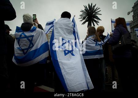 Warschau, Polen. November 2023. Mehrere hundert Menschen nehmen am 19. November 2023 an einer Kundgebung gegen Antisemitismus in Warschau, Polen, Teil. (Foto: Jaap Arriens/SIPA USA) Credit: SIPA USA/Alamy Live News Stockfoto