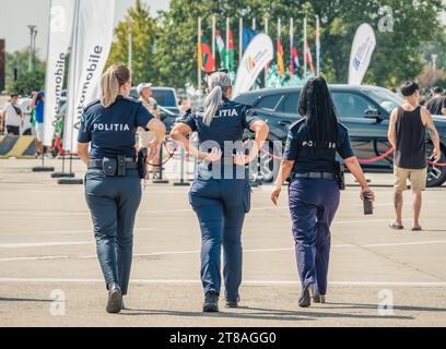 Bukarest, Rumänien – 25. August 2023: Rückansicht mit drei attraktiven Polizisten, die in Bukarest laufen. Stockfoto